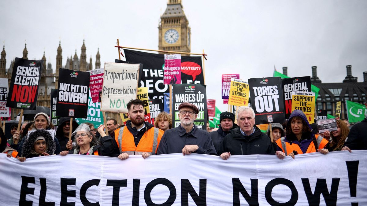 Británie je zlomená. Tisíce lidí v Londýně demonstrovaly za vypsání parlamentních voleb